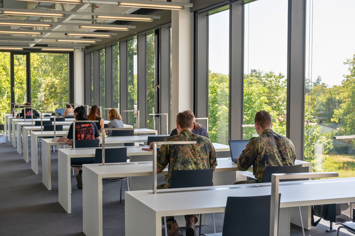 Studierende der UniBw an Arbeitstischen in der Universitätsbibliothek