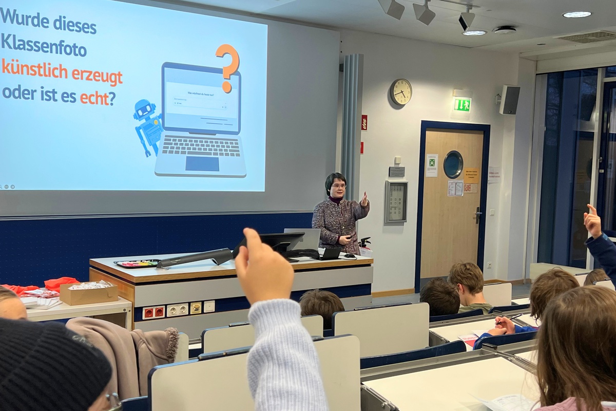 Prof. Geierhos ruft Kinder, die sich melden, auf