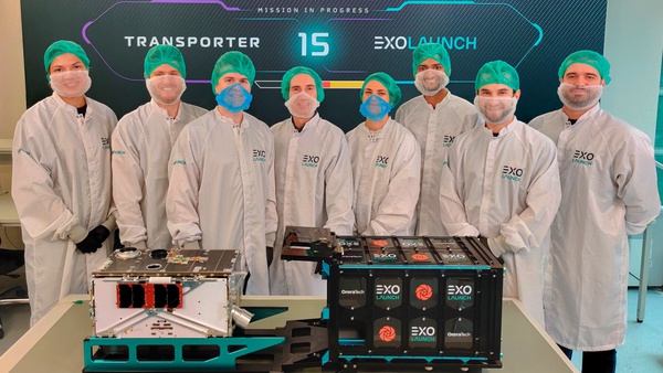 Mitarbeitende vor dem Satellit GENA-OT1