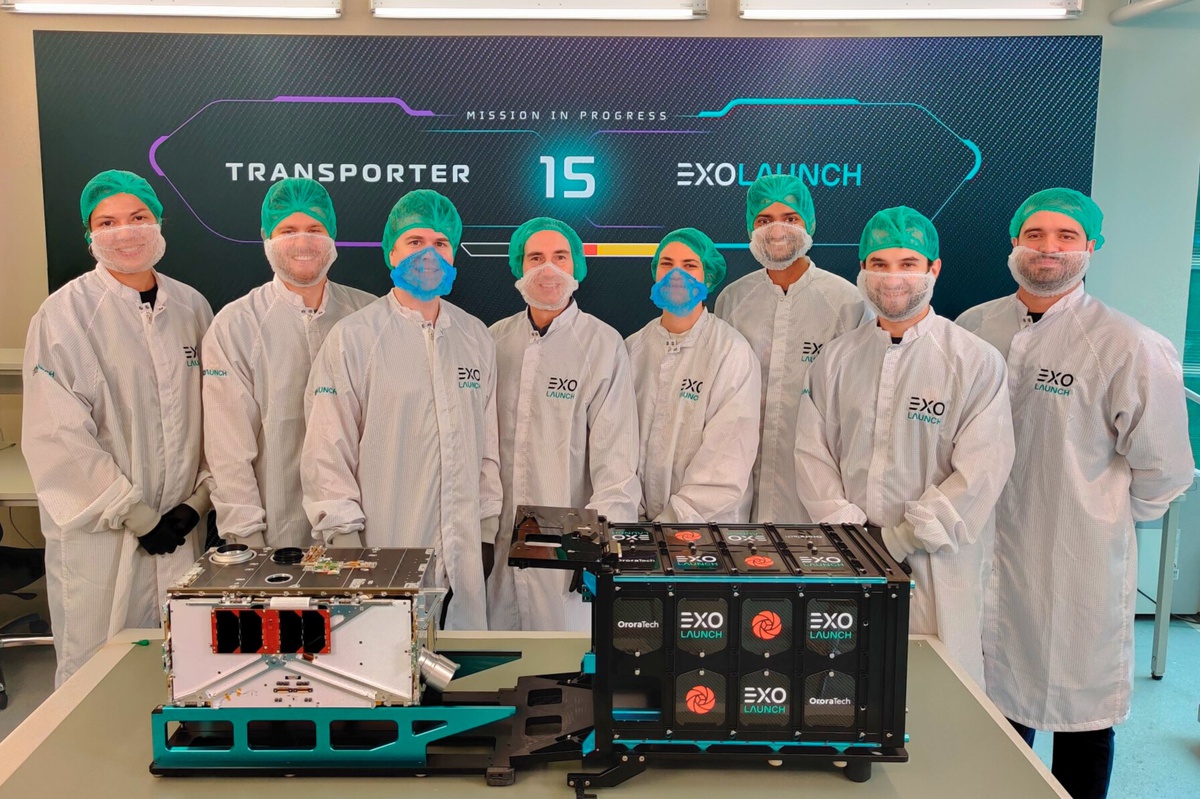 Mitarbeitende vor dem Satellit GENA-OT1