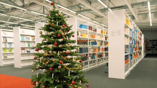 Weihnachtsbaum in der Universitätsbibliothek der UniBw M