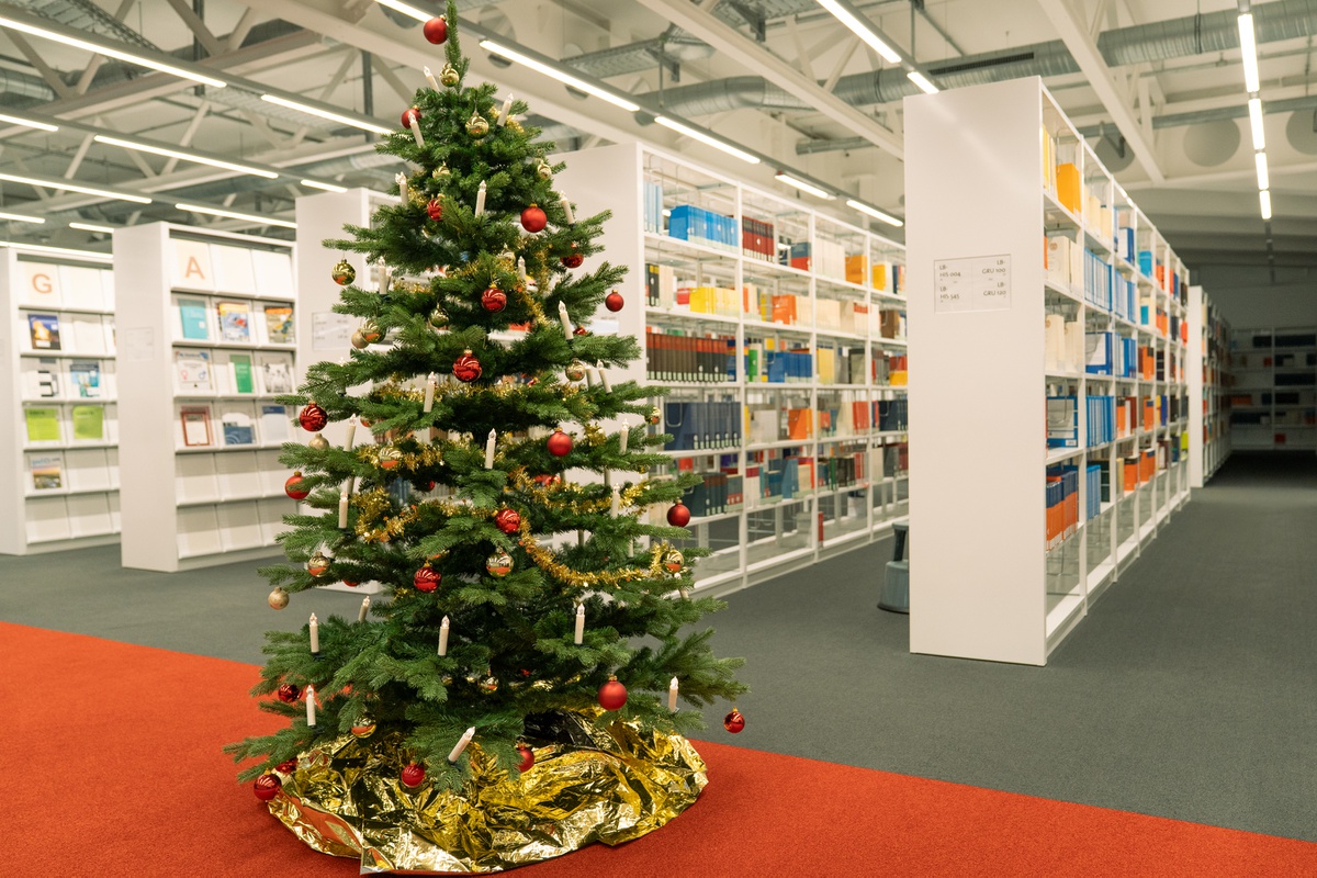 Weihnachtsbaum in der Universitätsbibliothek der UniBw M