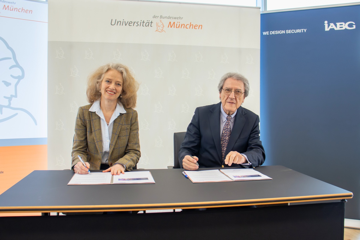 Präsidentin der UniBw M Prof. Eva-Maria Kern und der IABG-Geschäftsführer Prof. Rudolf F. Schwarz bei der Unterzeichnung der Absichtserklärung