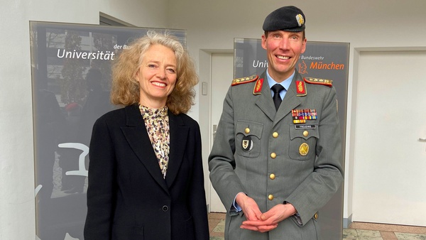 Präsidentin Prof. Eva-Maria Kern begrüßt Generalleutnant Dr. Christian Freuding