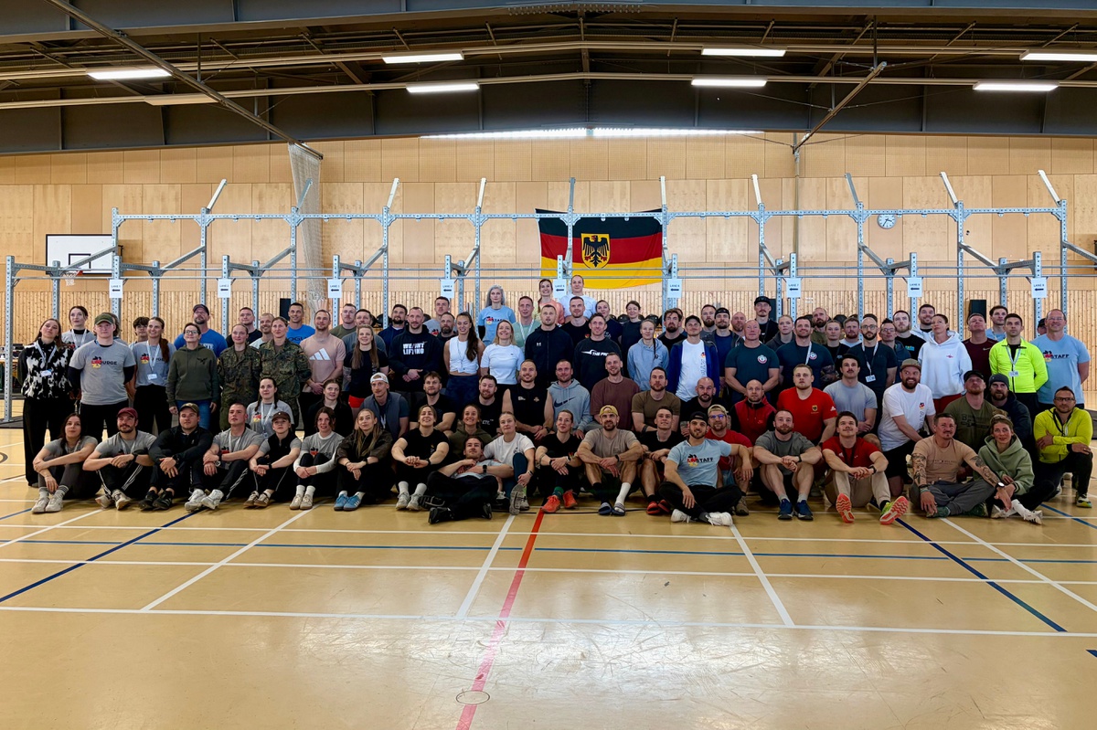 Gruppenbild der Athletinnen und Athleten sowie Helferinnen und Helfer des 4. CISM Functional Fitness Wettkampfs an der UniBw M