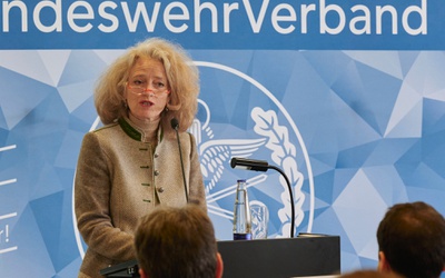 UniBw M Präsidentin Ürof. Eva-Maria Kern bei der Begrüßung