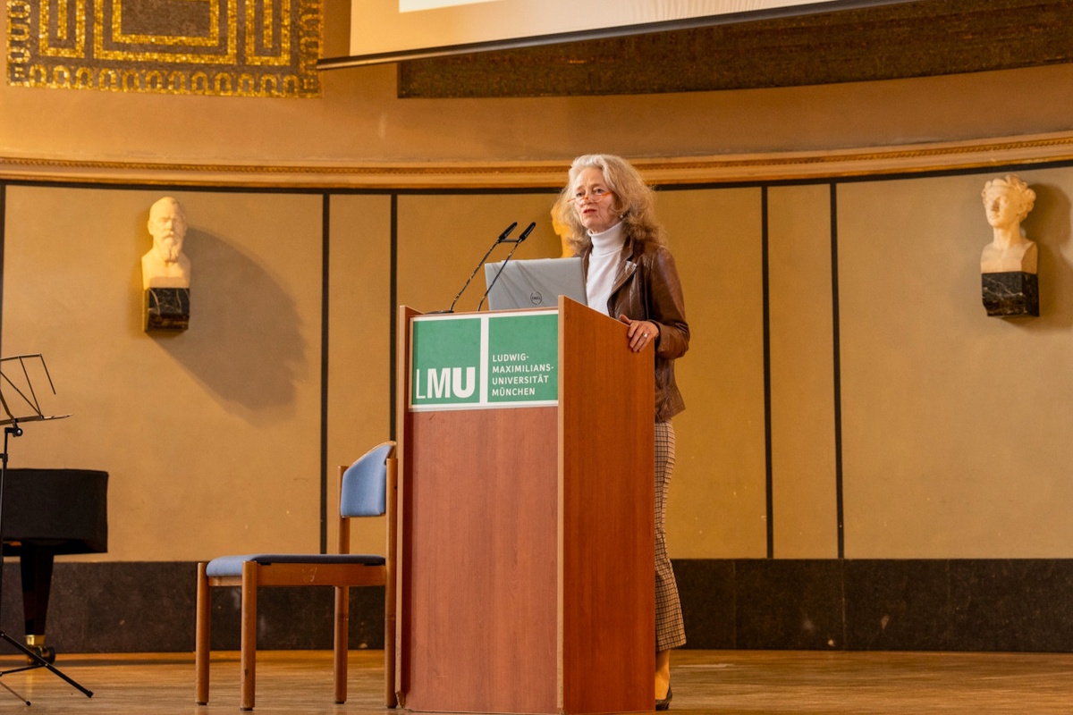 UniBw-Präsidentin Prof. Kern beim Vortrag am Kongress der DGfE