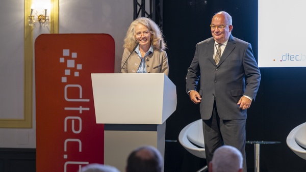 Prof. Eva-Maria Kern und Prof. Klaus Beckmann begrüßen die Teilnehmerinnen und Teilnehmer