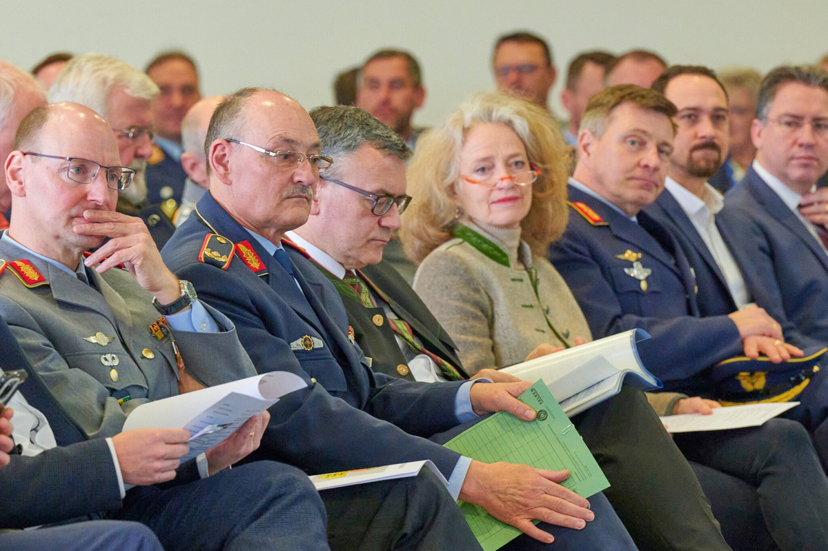 Blick auf die Gäste aus Politik, Bundeswehr, Wissenschaft und Gesellschaft 