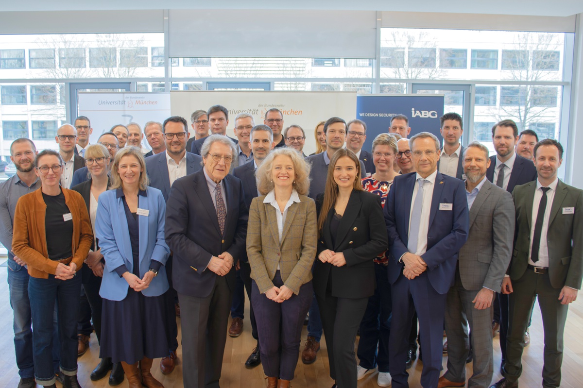 Gruppenbild der Teilnehmenden am gemeinsamen Workshop zu Sicherheit und Verteidigung