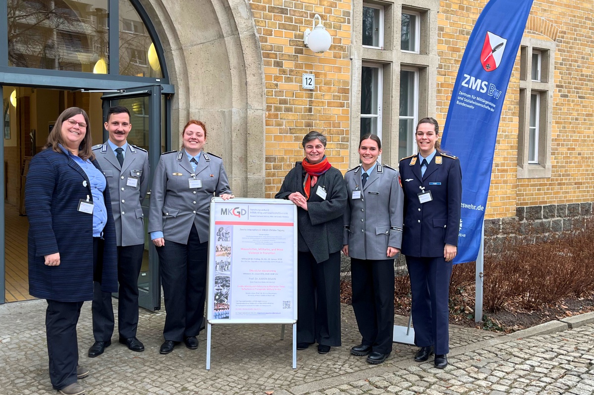 Gruppenbild mit Teilnehmenden der Jahrestagung des Forschungsnetzwerks MKGD