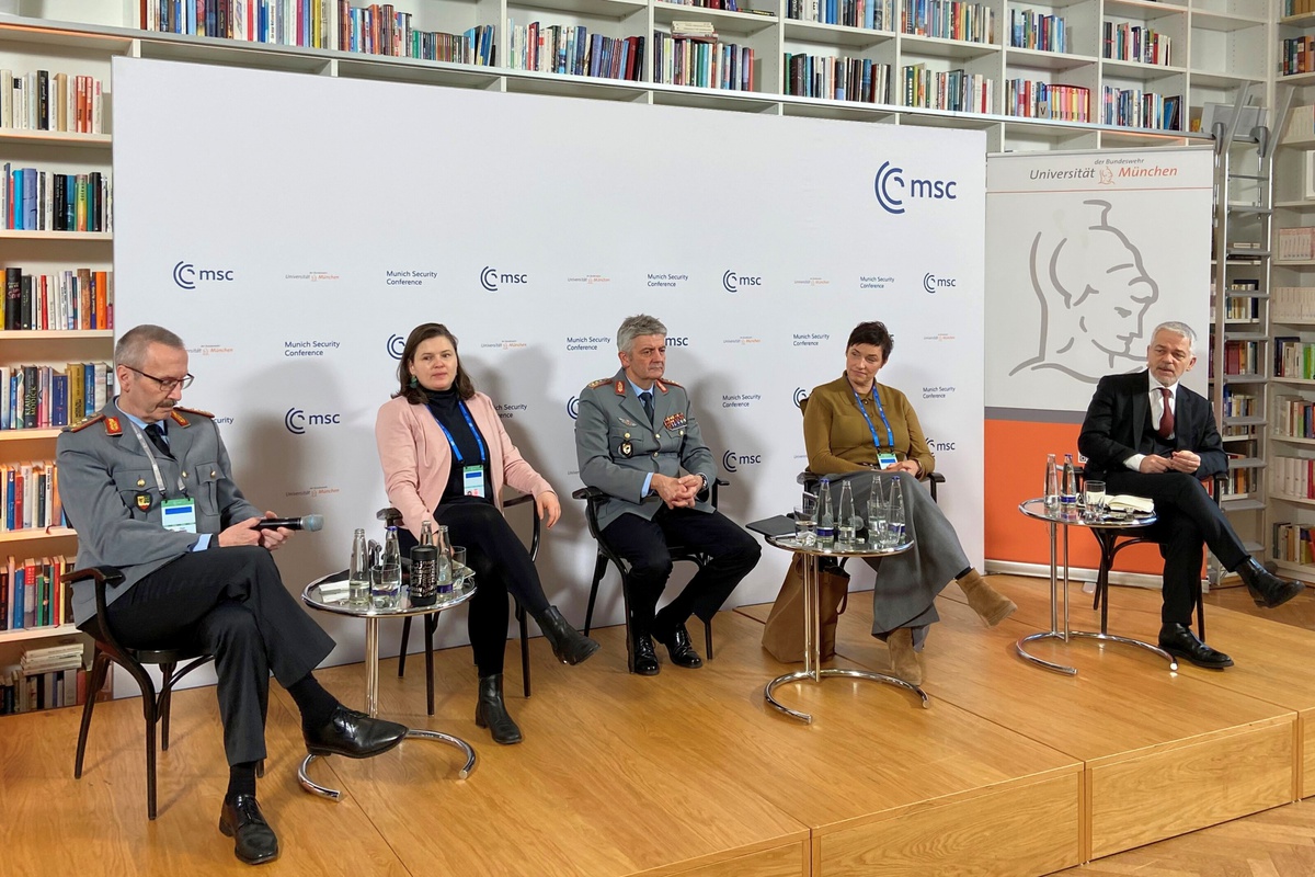 Die Diskussionsteilnehmer auf den Podium