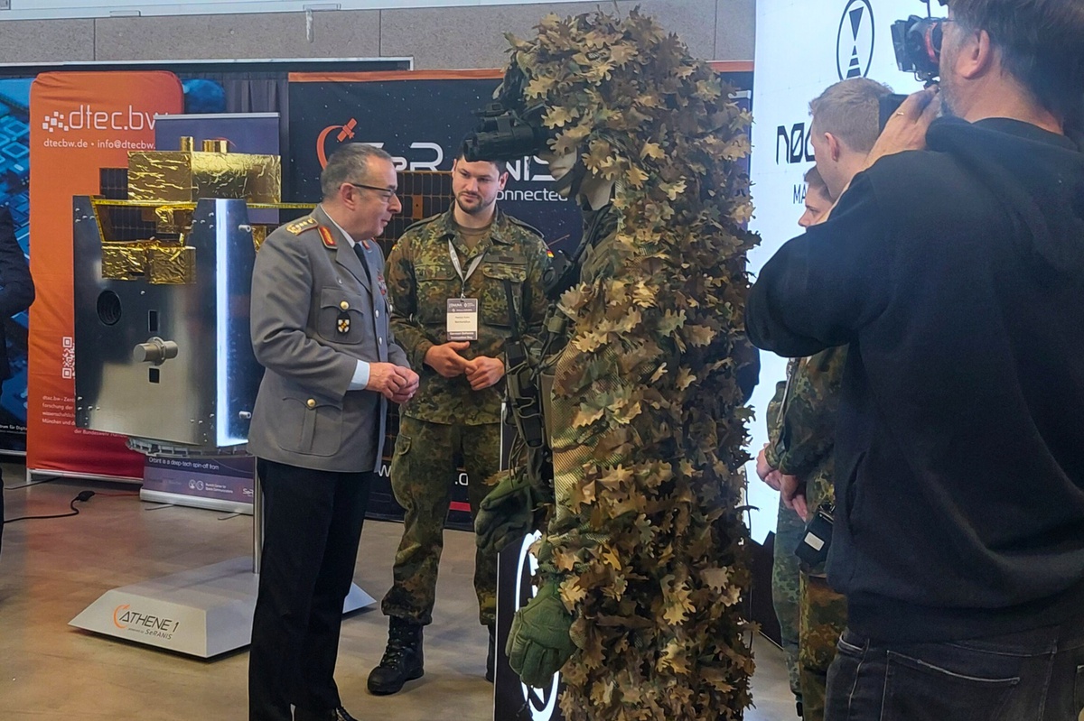 Generalisnpekteur Breuer auf dem Rundgang durch das Ausstellungslände