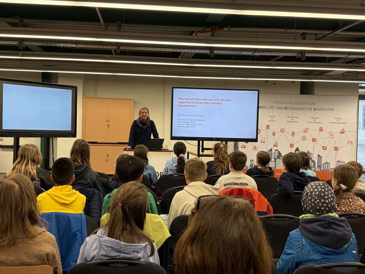 Prof. Silja Hoffmann steht vor einer Gruppe von Kindern