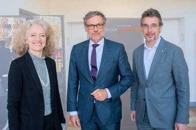 Staatssekretär Jens Plötner (Mitte) zusammen mit UniBw M Präsidentin Prof. Eva-Maria Kern und Vizepräsident Prof. Geralt Siebert