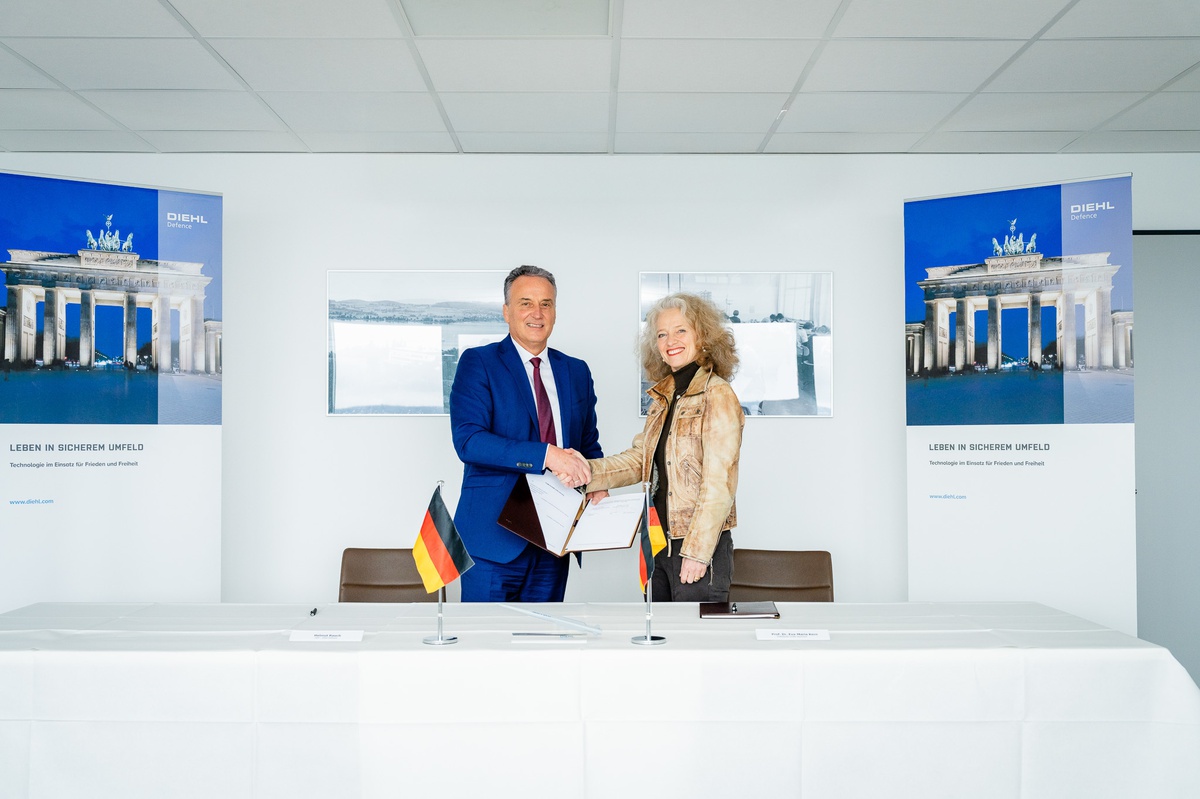 Prof. Eva-Maria Kern, Präsidentin der UniBw M, und Helmut Rauch, CEO von Diehl Defence, nach der Unterzeichnung der gemeinsame Absichtserklärung