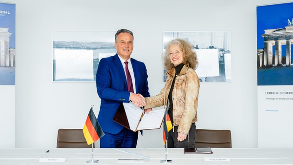 Prof. Eva-Maria Kern, Präsidentin der UniBw M, und Helmut Rauch, CEO von Diehl Defence, nach der Unterzeichnung der gemeinsame Absichtserklärung