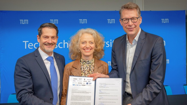 Prof. Thomas F. Hofmann, Präsident der Technischen Universität München; Prof. Eva-Maria Kern, Präsidentin der Universität der Bundeswehr und Bayerns Wissenschaftsminister Markus Blume
