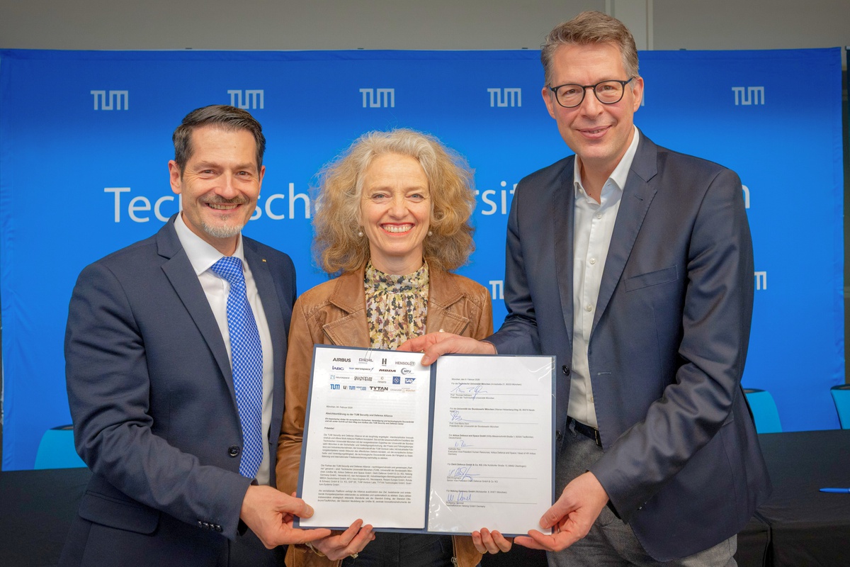Prof. Thomas F. Hofmann, Präsident der Technischen Universität München; Prof. Eva-Maria Kern, Präsidentin der Universität der Bundeswehr und Bayerns Wissenschaftsminister Markus Blume