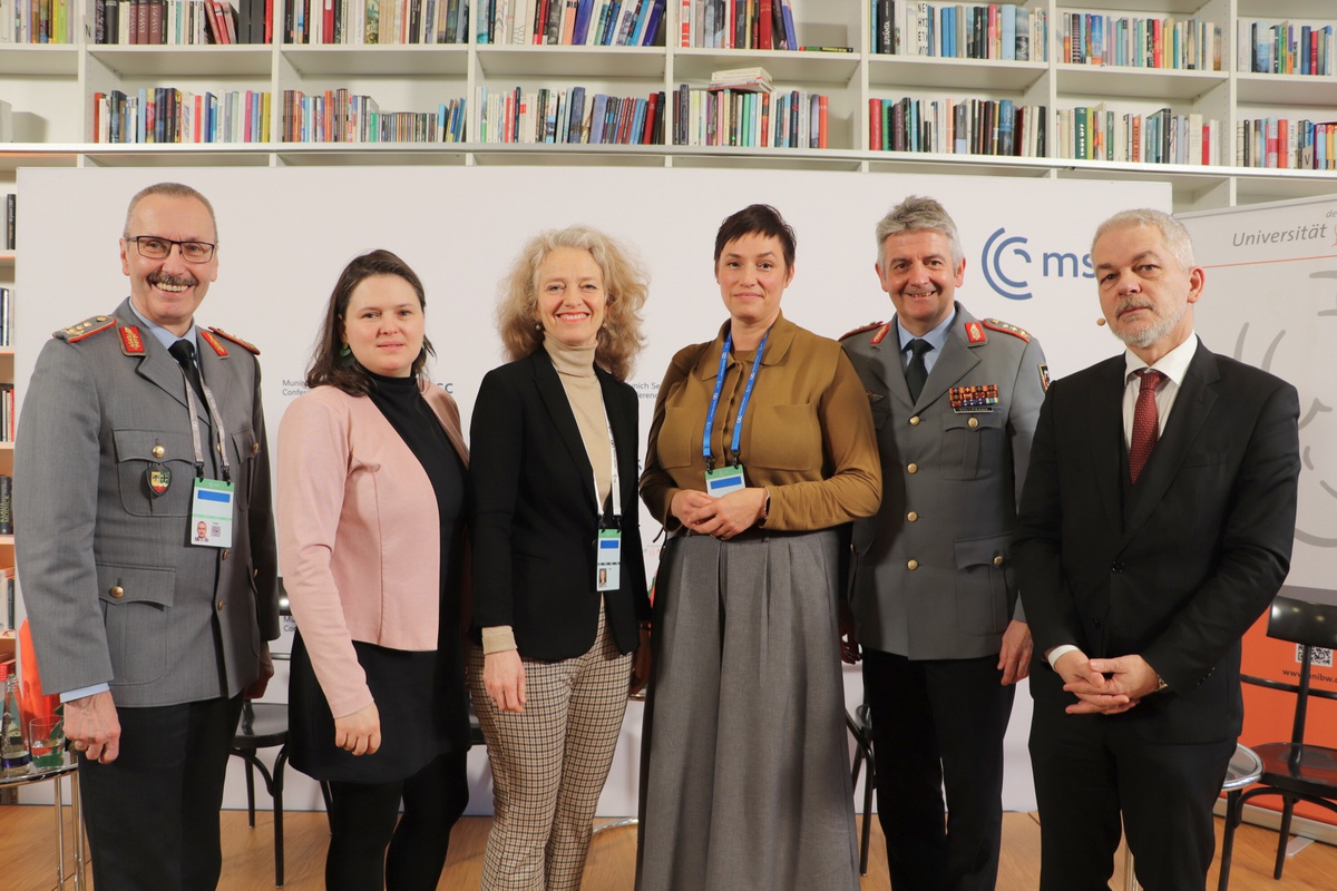 Die Diskussionsteilnehmenden auf dem Podium