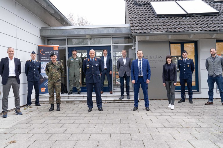 unibwm-aktuelles-gruppenbild-henkelmann-knopp-gerhartz-seranis-dtec.jpg