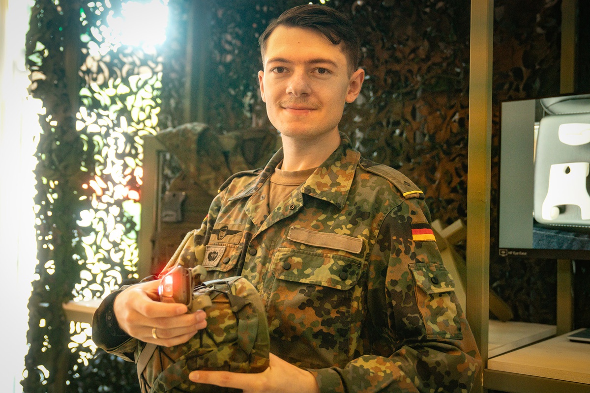 Leutnant Marco R. mit der von ihm mitentwickelten Stirnlampe und einem Helm