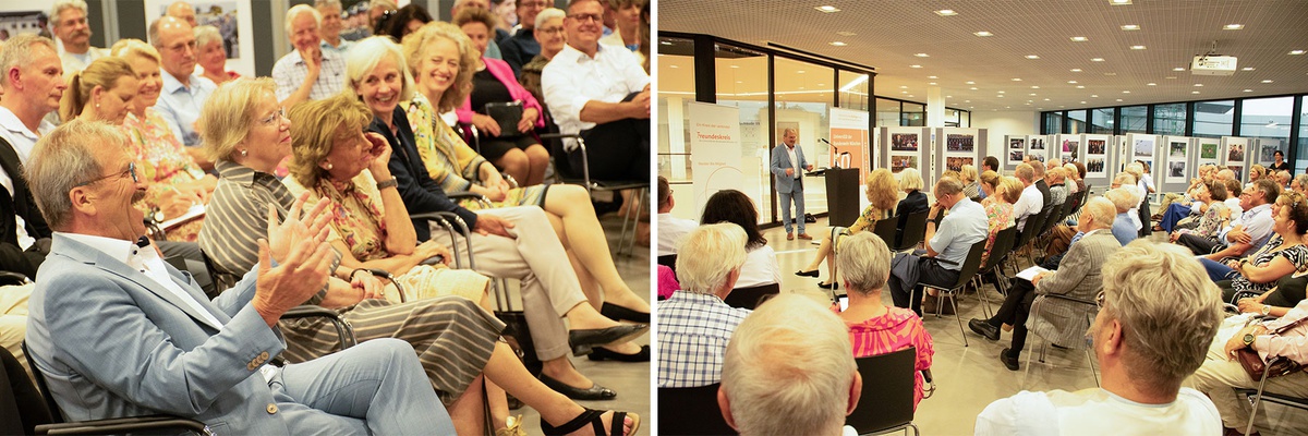 Collage aus zwei Bildern. Links: Blick auf das Publikum während der Eröffnungsreden. In der vordersten Reihe sitzen von links nach rechts Claus Schunk (hebt lachend die Hände), Merith Niehuss (schmunzelt), Charlotte Knobloch (hört konzentriert zu), Ursula Münch (schaut lachend zu Claus Schunk)und Eva-Maria Kern (schaut lachend zu Claus Schunk). Rechtes Bild: Blick von hinten über das Publikum zum Rednerpult nach vorne, an dem Claus Schunk eine Rede hält. Im Hintergrund sieht man seine Bilder.