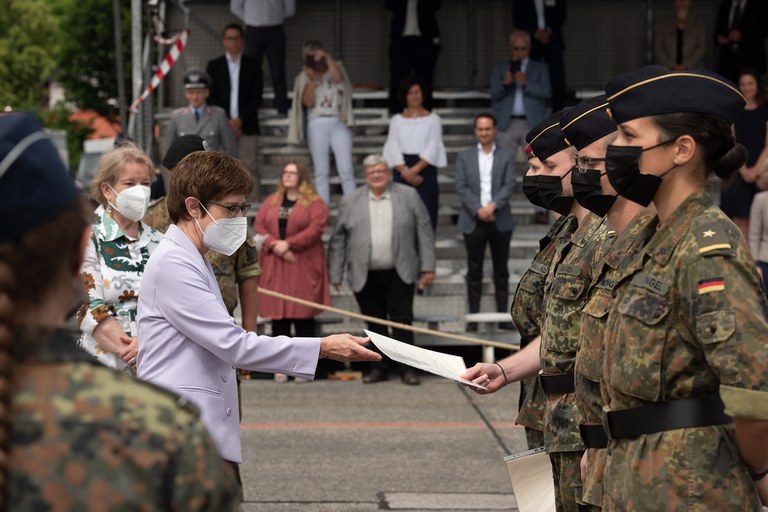unibwm_aktuell_befoerderung_ministerin.jpg