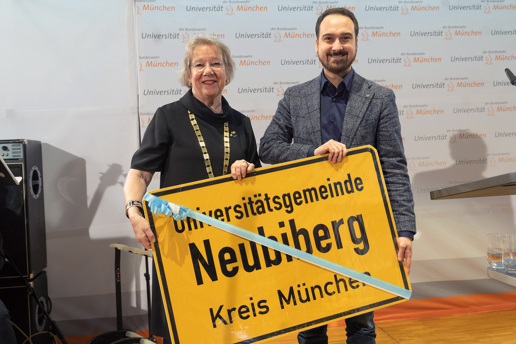 unibwm_aktuelles_amtsuebergabe_geschenk pardeller.jpg