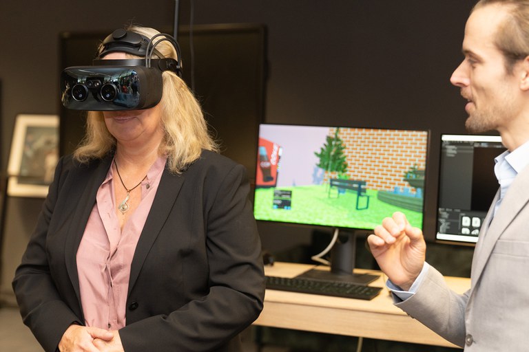 unibwm_aktuelles_staatsministerin schreyer_ar-brille.jpg