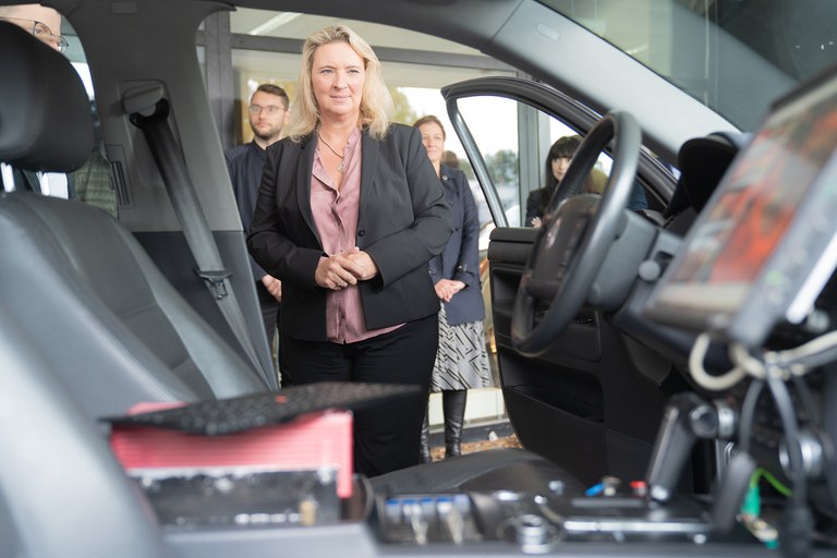 unibwm_aktuelles_staatsministerin schreyer_testfahrzeug_autonomes fahren.jpg