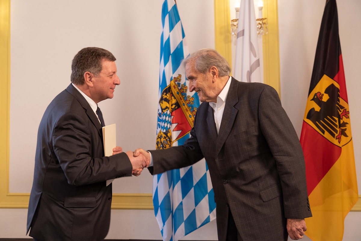 unibwm_aktuelles_übergabe verdienstorden prof. dickmanns.jpg