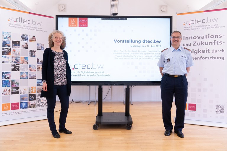 unibwm_aktuelles_vizepraesidentin kern_generalmajor gäbelein.jpg