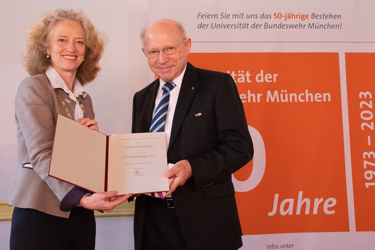 unibwm_tag der offenen tuer_auszeichnung alfred lehner_universitäaetsurkunde.jpg