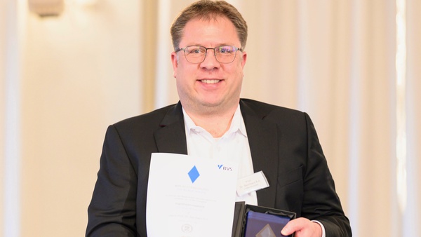 Prof. Bernhard Ertl mit Urkunde und Blauer Raute