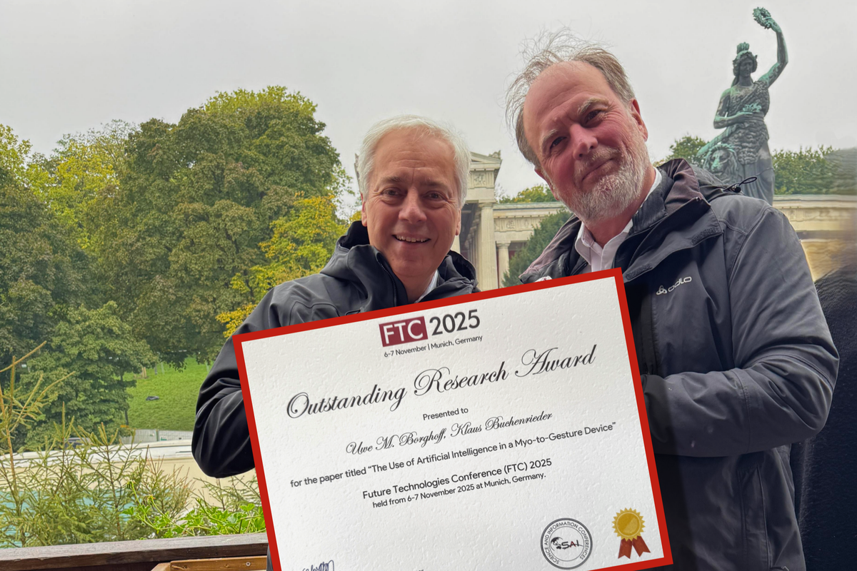 Prof. Uwe M. Borghoff und Prof. Klaus Buchenrieder mit der Urkunde im Vordergrund