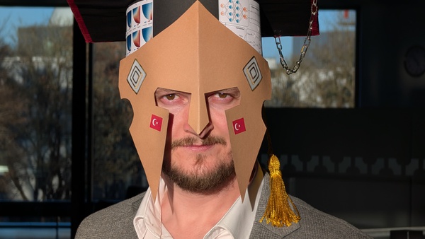 Der frisch gebackene Doktor Tarik Sahin mit dem von seinen Kolleginnen und Kollegen liebevoll gestalteten Doktorhut.