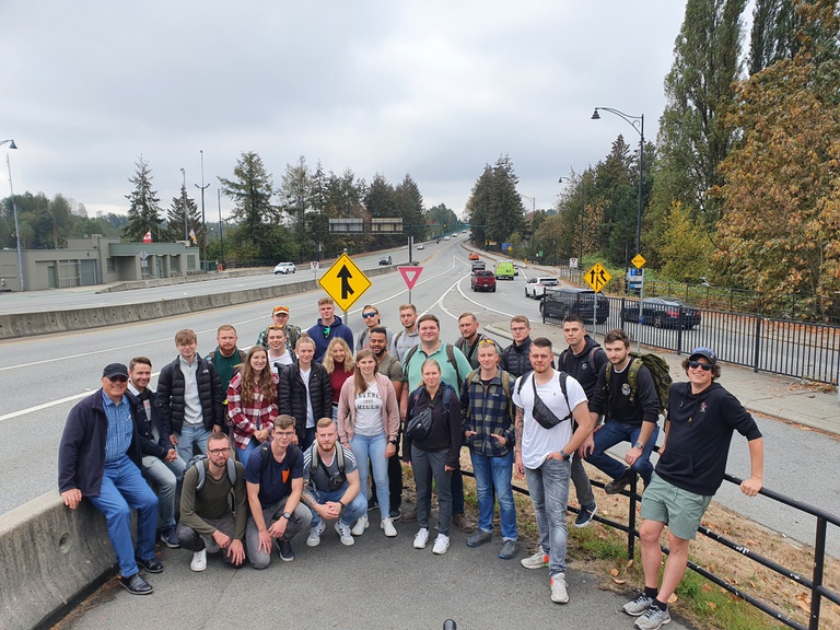 Bild 5 Reißverschlusssystem.jpg Zusammenführung von sechs zu einem Fahrstreifen am nördlichen Ende der Lions Gate Bridge, einer Brücke über den Fjord "Burrard Inlet"
