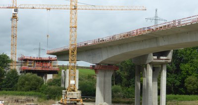 Verschiedene Bauzustände des Freivorbaus an verschiedenen Pfeilern
