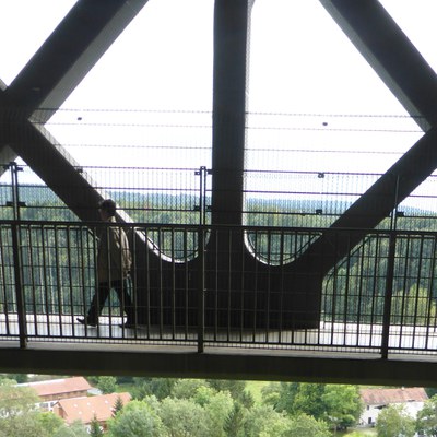 Als Größenvergleich ein japansicher Professor für Betonbau in der Brücke
