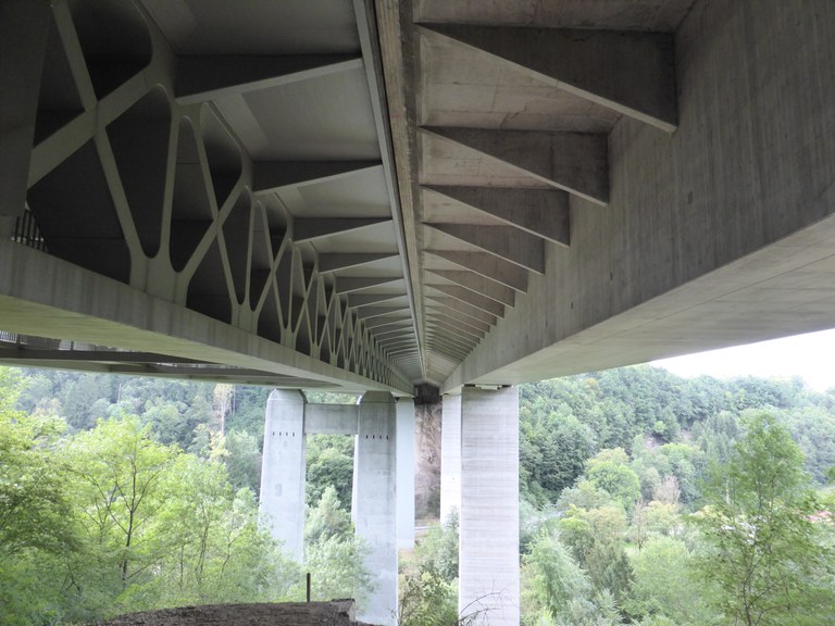 Mangfallbrücke von 1958-59 als Fachwerk (links) und geschlossener Kasten (erbaut im Taktschiebverfahren 1977-79) (rechts)