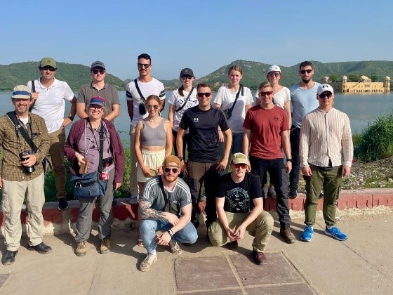 GruppenbildAmWasser.jpg