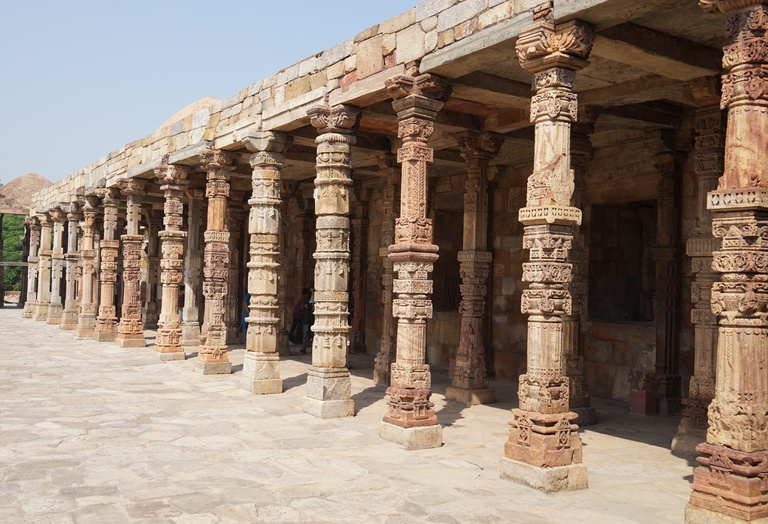 Qutb-Minar Steinsäulengang.JPG