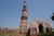 Qutb-Minar Übersicht.JPG