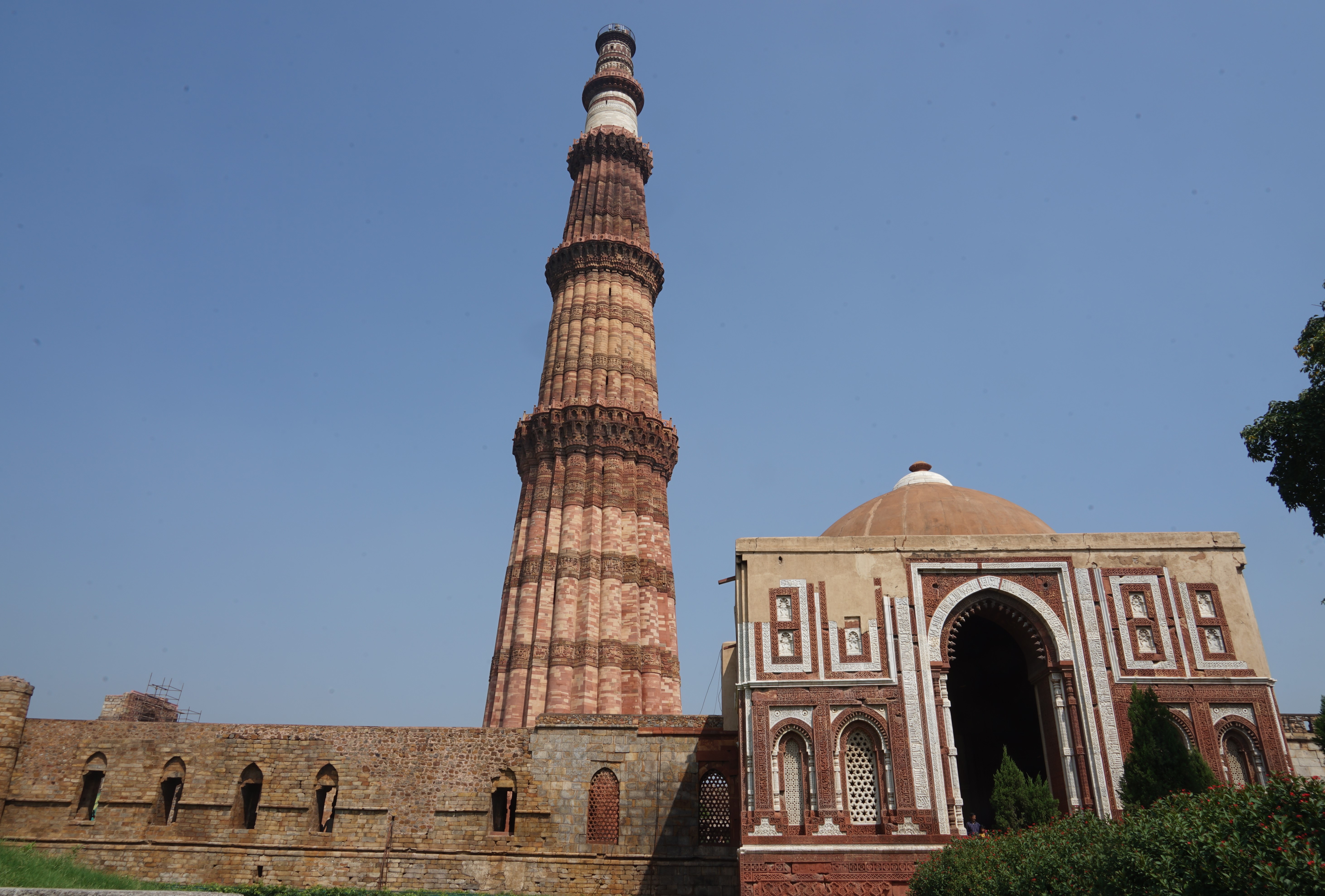Qutb-Minar Übersicht.JPG