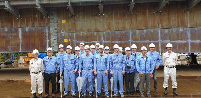 Gruppe vor Stahlbrücke bei FaB-Tec Japan Co in Toride