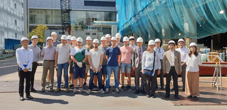 Gruppenfoto vor Tokyo Gas Shibaura B Hochhaus