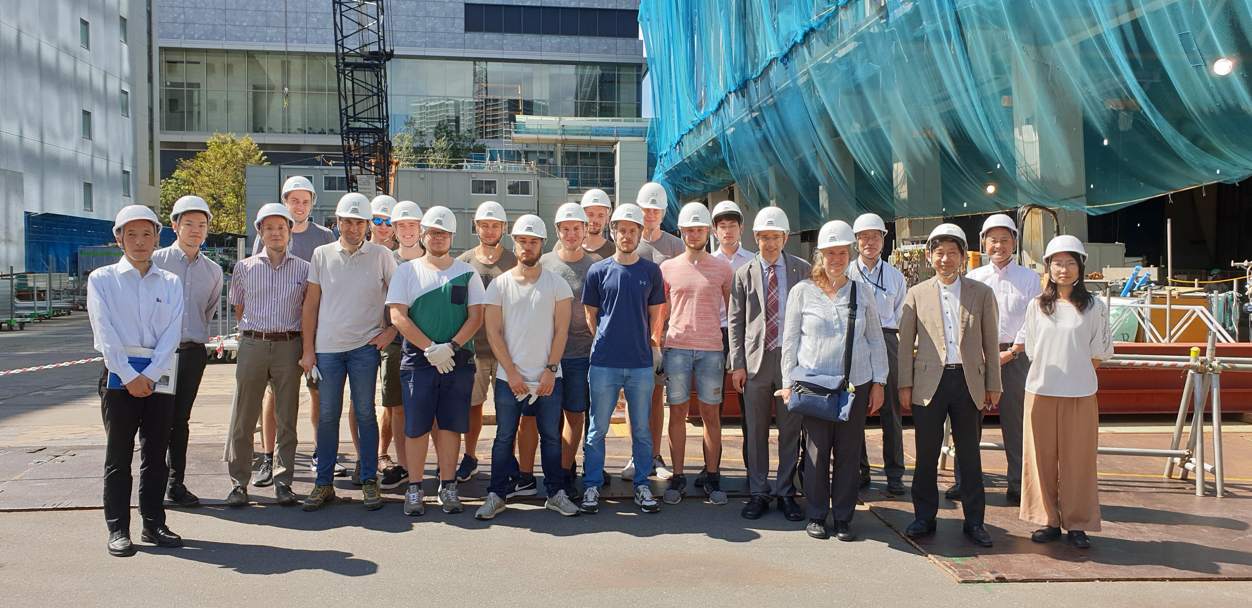 Gruppenfoto vor Tokyo Gas Shibaura B Hochhaus