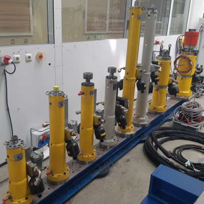 Abbildung: Diverse Hydraulikzylinder Diverse Hydraulikzylinder
