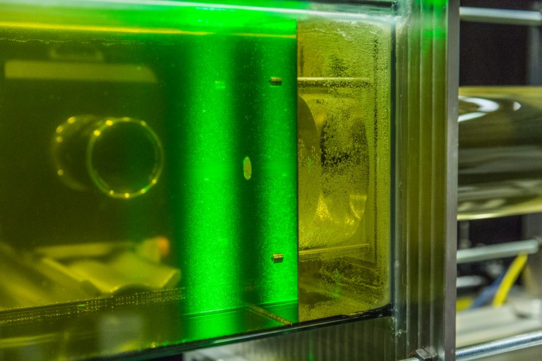 Hochdruck-Dispergier-Wasserkanal mit Lichtschnitt 170914_UniBw_München_ INK_8197.JPG